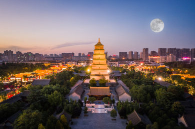 陕西西安大雁塔中秋节夜空中的月亮