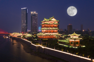 江西南昌中秋节夜空中的月亮