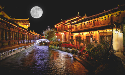 云南丽江中秋节夜空中的月亮