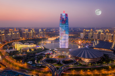 河南郑州大玉米楼中秋节夜空中的月亮