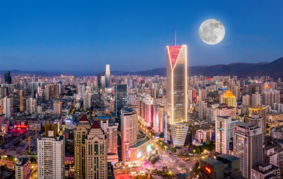 中国甘肃兰州城市中秋节夜空中的月亮夜景