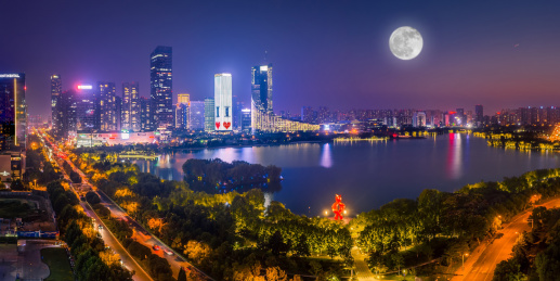 安徽合肥城市中秋节夜空中的月亮