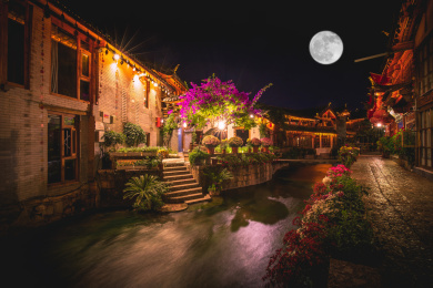 云南丽江中秋节夜空中的月亮