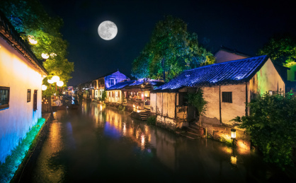 江苏苏州周庄中秋节夜空中的月亮