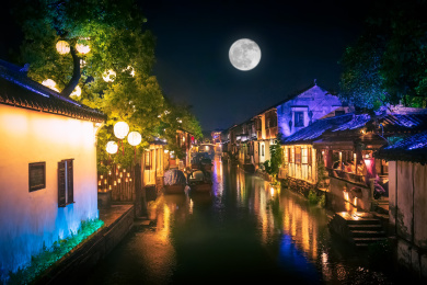江苏苏州周庄中秋节夜空中的月亮