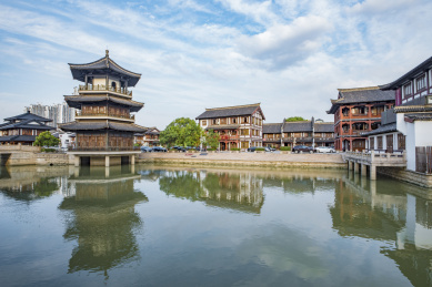 蓝天下的江苏省常州淹城旅游区