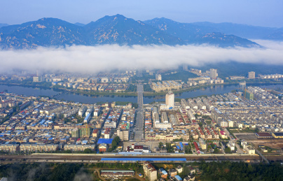 航拍中国河南信阳市云雾下的新县县城