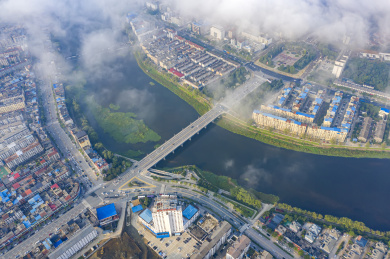 航拍中国河南信阳市云雾下的新县县城