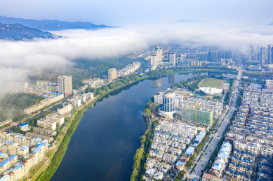 航拍中国河南信阳市云雾下的新县县城