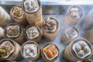 蒸笼里各式各样的港式点心