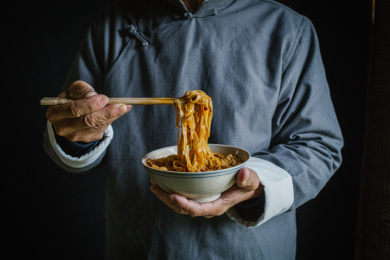 筷子夹起美味可口的面条