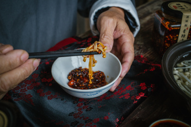 餐桌上，金针菇蘸辣椒酱吃