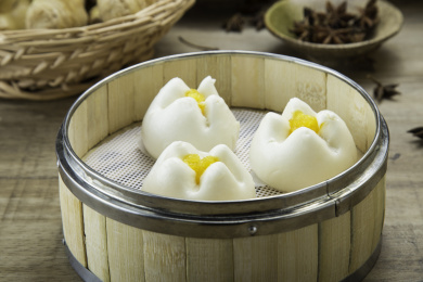 木蒸笼中的奶黄包