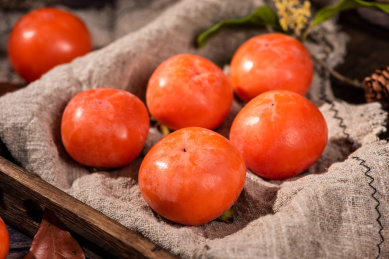 秋季熟透的新鲜柿子