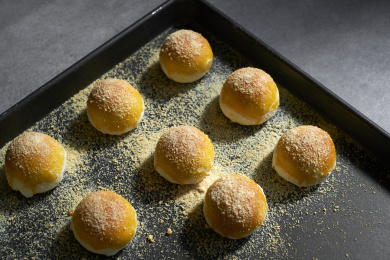 新鲜出炉的美味蛋黄酥特写