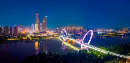 中国江苏南京眼步行桥双子塔城市天际线风光