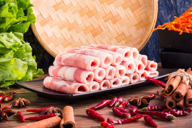 装在黑色长盘里的羊肉卷