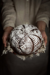 手里捧着黑加仑可可面包欧包