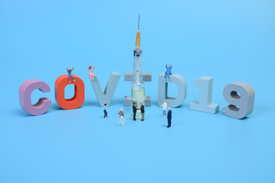 蓝色背景上新冠疫苗研发成功