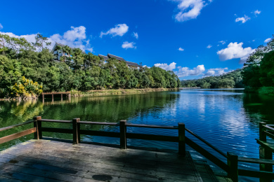 中国云南省普洱市梅子湖畔木栈道观景台建筑