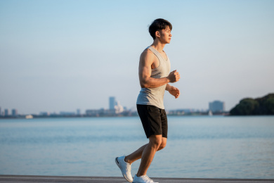 正在户外跑步的亚洲男孩