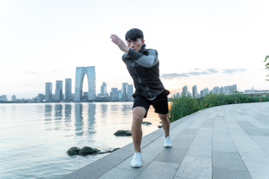 正在户外跑步的亚洲男孩
