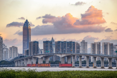 夕阳下的中国浙江温州瓯越大桥