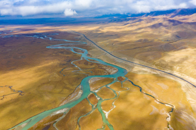 中国新疆巴音布鲁克草原秋季风光