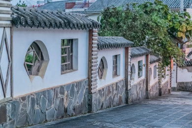 中国云南省普洱市彝族山庄围墙园林建筑