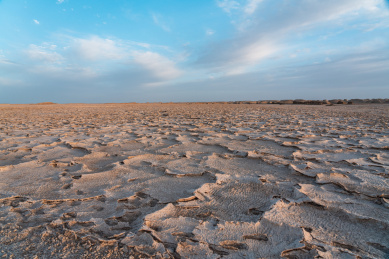 蓝天白云的中国青海省柴达木盆地盐碱地风光