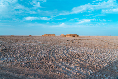 蓝天白云的中国青海省柴达木盆地盐碱地风光