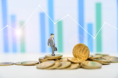 小人模型站在金币上金融概念图