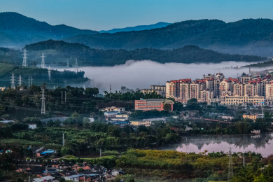 中国云南省普洱市清晨云雾城区高楼建筑景观