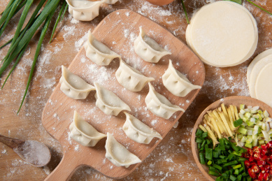 包饺子，摆放整齐的饺子