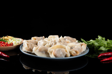 饺子水饺，黑色背景