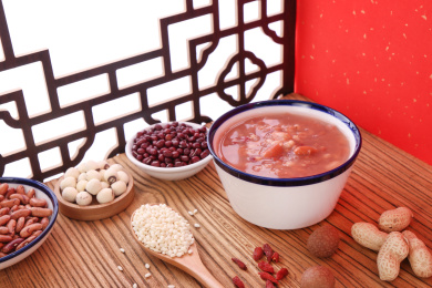 桌子上的一碗腊八粥和食材