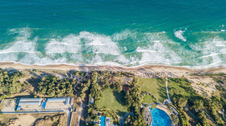 中国三亚海棠湾海滩和大海航拍风景