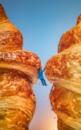 正在攀登的微缩小人