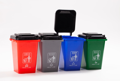 白底垃圾分类垃圾桶