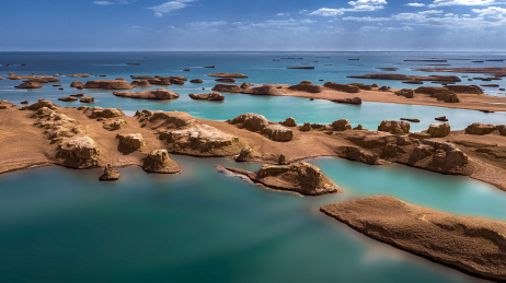 中国青海西部水上雅丹