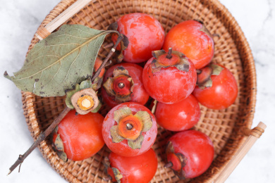 放在白色大理石背景上的火柿柿子