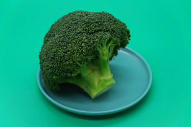 绿色背景中的新鲜的西兰花特写