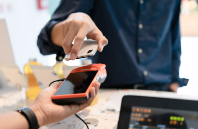 商务男士使用手机付款