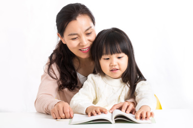 妈妈和孩子一起读书