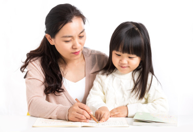 妈妈陪着孩子写家庭作业