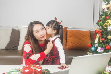 母女俩开心在家过圣诞节
