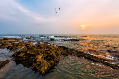 中国山东省日照市李家台民俗旅游度假村海岸日出图