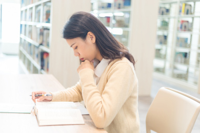 一名女大学生在图书馆里学习