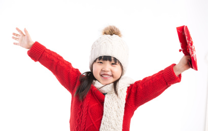 高兴的拿着红包的中国小孩子