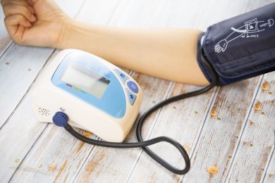 一支胳膊正在使用血压计测量血压